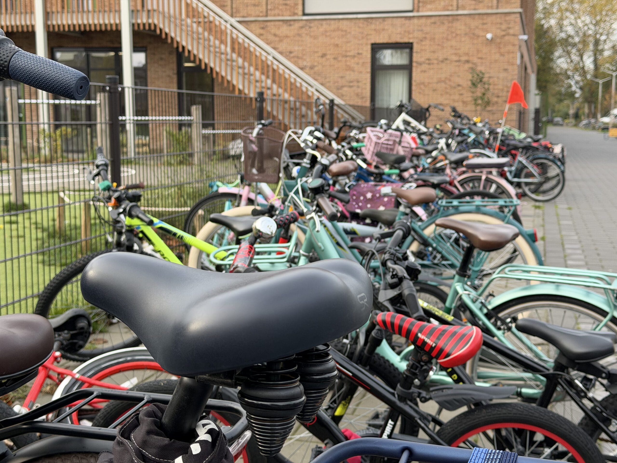 geparkeerde fietsen bij een basis school. Hoe druk is het nu echt bij scholen, op zowel de fiets als met de auto. parkeerdruk metingen geven hier duidelijke inzichten in.