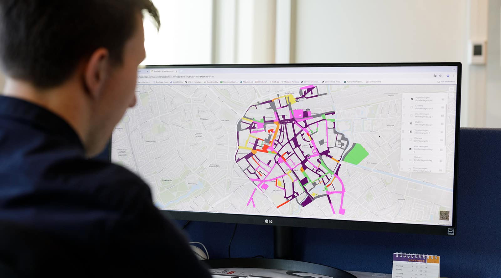 Man bekijkt een digitale stadskaart met parkeergegevens op een computer.